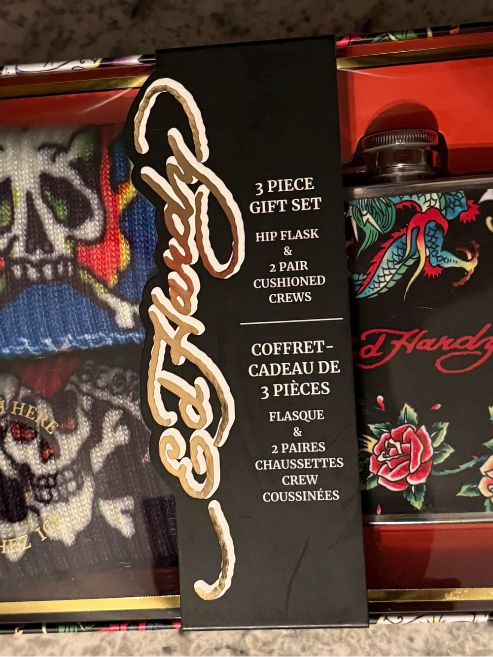 Ed Hardy Multicolor Skull & Floral Hip 2 pairs of socks Flask Gift Set